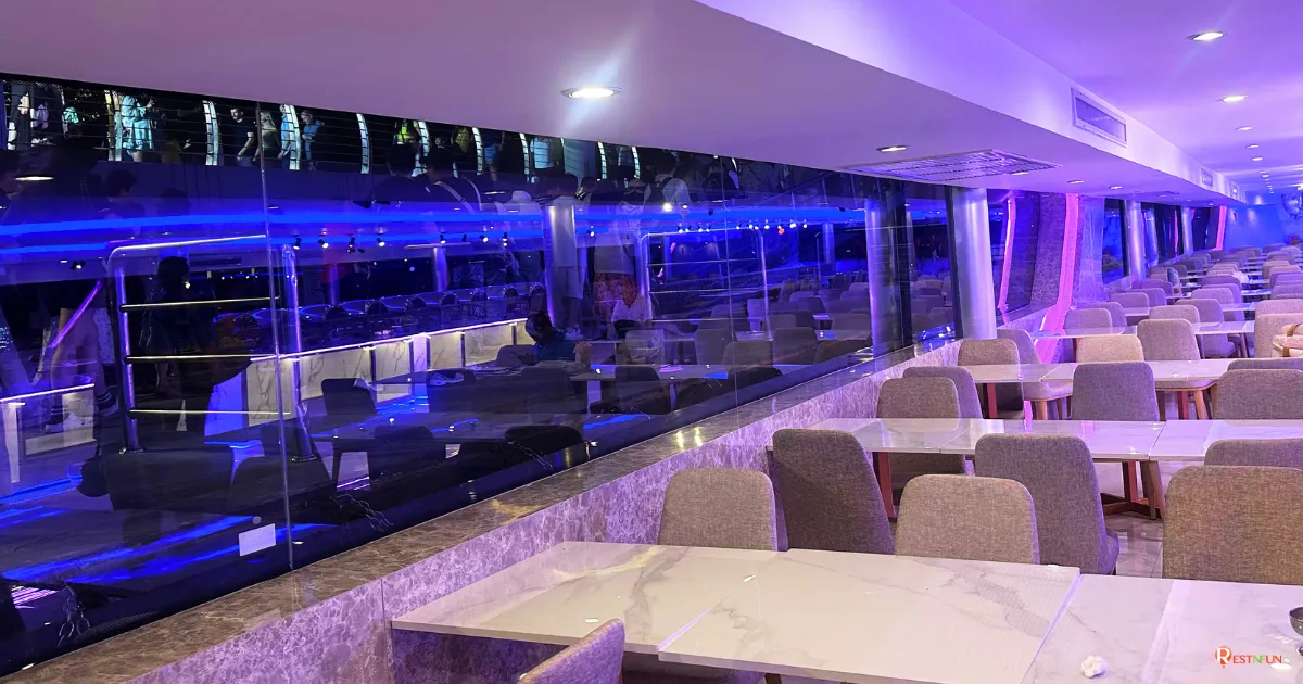 ที่นั่งโซนห้องแอร์ชั้นที่ 2 ของเรือ The Luxury White เย็นสบาย แสงไฟสว่างมาก